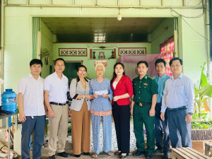 XÃ LỘC THÀNH THĂM, TẶNG QUÀ CÁC GIA ĐÌNH CHÍNH SÁCH, NGƯỜI CÓ CÔNG VỚI CÁCH MẠNG NHÂN DỊP 27/7