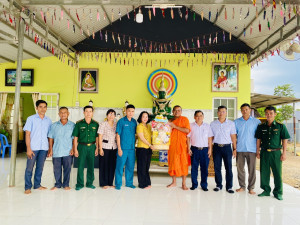 LỘC THÀNH TỔ CHỨC ĐOÀN THĂM VÀ TẶNG QUÀ CÁC CƠ SỞ TÔN GIÁO TRÊN ĐỊA BÀN XÃ.