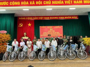 PHÒNG PA02 PHỐI HỢP VỚI CÔNG AN XÃ LỘC THÀNH, UBND XÃ LỘC THÀNH TỔ CHỨC TRAO TẶNG QUÀ VÀ TUYÊN TRUYỀN PHÁP LUẬT CHO ĐỒNG BÀO DÂN TỘC, TÔN GIÁO TRÊN ĐỊA BÀN XÃ LỘC THÀNH.