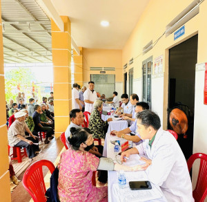 Phối hợp Tổ chức hoạt động khám, cấp thuốc, tặng quà miễn phí đối với  đối tượng chính sách, người dân có hoàn cảnh khó khăn năm 2025”