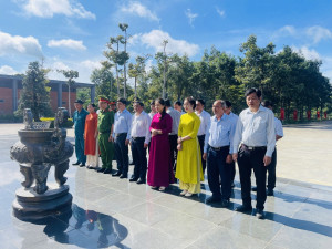 XÃ LỘC THÀNH DÂNG HƯƠNG TẠI KHU DI TÍCH TÀ THIẾT, NHÀ BIA GHI DANH LIỆT SĨ ẤP CHÀ LÀ, NHÀ BIA GHI DANH LIỆT SĨ ẤP KLIÊU