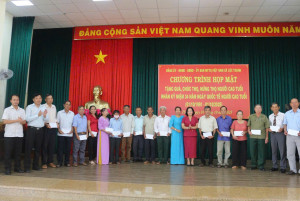 XÃ LỘC THÀNH: TỔ CHỨC TẶNG QUÀ, CHÚC THỌ NGƯỜI CAO TUỔI NHÂN NGÀY 01/10