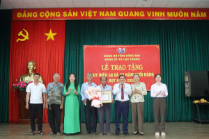 Ban chấp hành Đảng bộ Xã Lộc Thành: Trao tặng Huy hiệu 40 và 30 năm tuổi Đảng đợt ngày 07/11