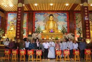 Trao tặng 220 phần quà Tết tại Thiền viện Trúc Lâm và các Chốt dân quân trên địa bàn xã