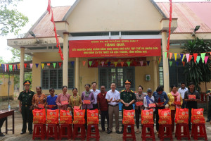 QUÂN KHU 7 TRAO QUÀ CHO CÁC TẬP THỂ VÀ NHÂN DÂN KHU DÂN CƯ TÀ THIẾT NHÂN DỊP TẾT BÍNH NGỌ 2026
