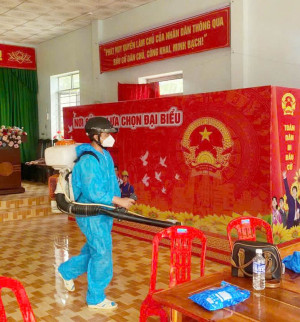 XÃ LỘC THÀNH TỔ CHỨC PHUN HÓA CHẤT PHÒNG, CHỐNG CÔN TRÙNG TẠI CÁC ĐIỂM BẦU CỬ