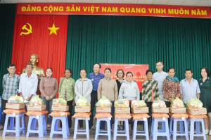 Chương trình “Gọi nắng” trao 70 phần quà cho người dân xã Lộc Thành