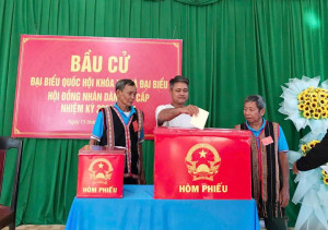KHAI MẠC BẦU CỬ TẠI XÃ LỘC THÀNH – NHỮNG LÁ PHIẾU ĐẦU TIÊN ĐÃ ĐƯỢC BỎ VÀO THÙNG PHIẾU