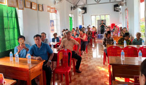 Tổ tiết kiệm và vay vốn phối hợp với Hội LHPN xã họp bình xét cho vay