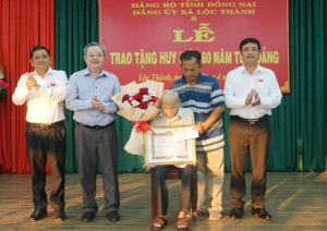 ĐẢNG ỦY XÃ LỘC THÀNH TỔ CHỨC LỄ TRAO HUY HIỆU 60 NĂM TUỔI ĐẢNG - VINH DANH NGƯỜI ĐẢNG VIÊN KIÊN TRUNG