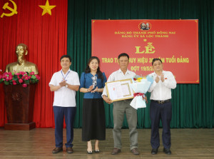 ĐẢNG ỦY XÃ LỘC THÀNH TỔ CHỨC LỄ TRAO TẶNG HUY HIỆU 30 NĂM TUỔI ĐẢNG CHO ĐẢNG VIÊN NGUYỄN XUÂN TÙNG