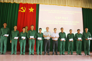 Lộc Thành thăm, động viên 18 chiến sĩ mới đang huấn luyện tại Tiểu đoàn Huấn luyện cơ động
