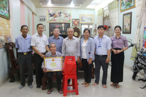 Lộc Thành thăm, tặng quà chúc thọ người cao tuổi nhân kỷ niệm 85 năm Ngày truyền thống Người cao tuổi Việt Nam