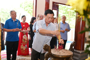 Trung tướng Trần Hoài Trung, nguyên Chính ủy Quân khu 7 dẫn đầu Đoàn Đại biểu Ban Liên lạc Tướng lĩnh quê hương Hà Nam tri ân các Anh hùng liệt sĩ tại Khu di tích Tà Thiết