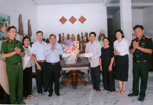 LÃNH ĐẠO XÃ LỘC THÀNH THĂM, TẶNG QUÀ NGƯỜI CÓ CÔNG VỚI CÁCH MẠNG NHÂN DỊP 27/7