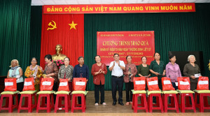 Trao tặng 50 phần quà cho hội viên nữ kháng chiến và gia đình chính sách có hoàn cảnh khó khăn nhân kỷ niệm 79 năm Ngày Thương binh - Liệt sĩ