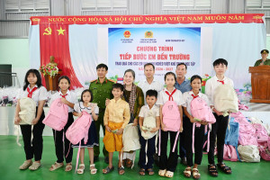 Trao tặng 200 phần quà cho học sinh nhân dịp chuẩn bị bước vào năm học mới