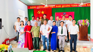 CHI BỘ ẤP HƯNG THỦY TỔ CHỨC LỄ KẾT NẠP ĐẢNG VIÊN