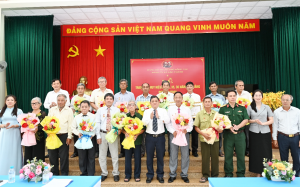 ĐẢNG ỦY XÃ LỘC THÀNH TRAO HUY HIỆU ĐẢNG ĐỢT 2/9 CHO 17 ĐẢNG VIÊN