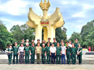 ĐOÀN BAN LIÊN LẠC TRUYỀN THỐNG BỘ THAM MƯU QUÂN GIẢI PHÓNG MIỀN NAM VIỆT NAM “B2” DÂNG HƯƠNG TẠI DI TÍCH TÀ THIẾT