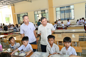 Lãnh đạo xã Lộc Thành kiểm tra công tác vận hành bếp ăn bán trú tại điểm chính Trường Tiểu học và Trung học cơ sở Lộc Thành