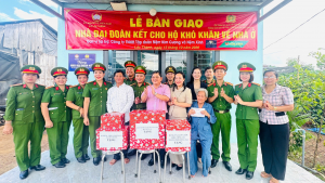 XÃ LỘC THÀNH: ẤM ÁP NGHĨA TÌNH LỄ TRAO NHÀ "ĐẠI ĐOÀN KẾT" CHO HỘ KHÓ KHĂN VỀ NHÀ Ở