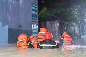 Lực lượng cứu hộ Đồng Nai giải cứu nhiều người dân mắc kẹt do ngập nước