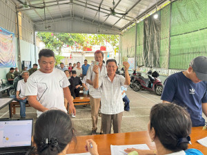 Long Bình: Người dân phấn khởi nhận quà Lễ Quốc khánh 2-9