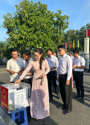 Phường Long Bình chung tay ủng hộ đồng bào các tỉnh, thành phố khắc phục hậu quả do cơn bão số 10