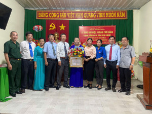 Ban Thường vụ Đảng ủy phường Long Bình tổ chức Trao Huy hiệu đảng trước hạn