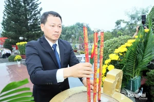 Đoàn đại biểu tỉnh Đồng Nai viếng Nghĩa trang liệt sĩ tỉnh tại phường Long Bình