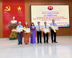 PHƯỜNG LONG BÌNH TỔ CHỨC LỄ TRAO HUY HIỆU ĐẢNG DỊP 19/5, KHEN THƯỞNG ĐẢNG VIÊN HOÀN THÀNH XUẤT SẮC NHIỆM VỤ 05 NĂM LIỀN