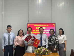 Trao quyết định bổ nhiệm lại chức danh Phó Hiệu trưởng trường TH hoàng hoa Thám