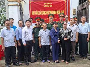 TRUNG ĐOÀN 250 HỖ TRỢ KINH PHÍ XÂY DỰNG NHÀ TÌNH NGHĨA QUÂN - DÂN CHO GIA ĐÌNH THÂN NHÂN LIỆT SĨ