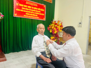 Đảng ủy phường Long Bình tổ chức Lễ trao tặng Huy hiệu 70...