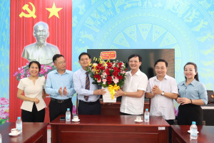 2 xã Long Hà-Bình Tân trao đổi kinh nghiệm trong vận hành bộ máy chính quyền mới.