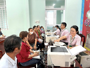 Xã Long Hà thực hiện phiên giao dịch đầu tiên của phòng giao dich Ngân hàng Chính sách Xã hội Phú Riềng tỉnh Đồng Nai