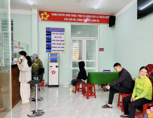 Nhiều công dân đến liên hệ công tác tại Trung tâm Phục vụ Hành chính công xã Long Hà trong ngày đầu vận hành chính quyền địa phương 2 cấp.