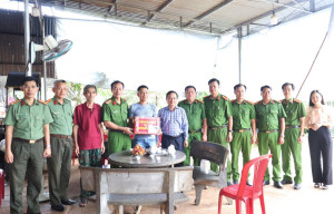 Thăm hỏi, động viên người chấp hành xong án phạt tù trở về địa phương tại xã Long Hà.