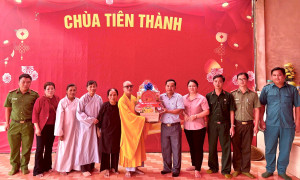 thăm chùa mừng Lễ Phật Đản