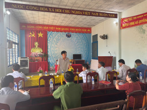 BÍ THƯ ĐẢNG ỦY XÃ LONG HÀ THĂM, LÀM VIỆC VỚI BAN ĐIỀU HÀNH THÔN 7