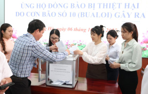 Cán bộ và Nhân dân xã Long Hà chung tay hướng về người dân vùng bão lũ.
