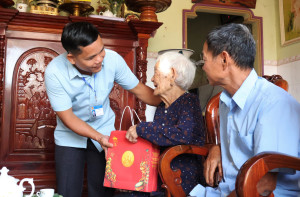 Phó Chủ tịch UBND xã Long Hà Lê Đình Trung thăm, tặng quà người cao tuổi