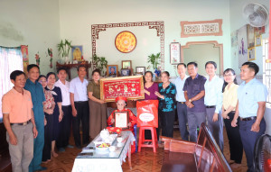 Lãnh đạo tỉnh Đồng nai và xã Long Hà thăm chúc thọ các cụ cao niên tròn 90, 100 tuổi.