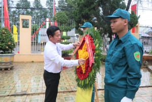 Đoàn đại biểu xã Long Hà dâng hương tưởng niệm các anh hùng liệt sĩ trước khi diễn ra phiên chính thức đại hội đại biểu MTTQ VN xã lần thứ