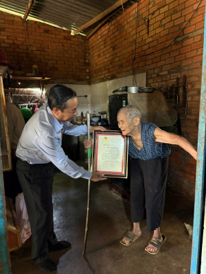 Chủ tịch UBND xã Long Hà Phạm Hồng Công chúc tho các cụ cao niên 90, 100 tuổi