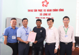 Người dân xã Long Hà phấn khởi khi được cấp giấy chứng nhận quyền sử dụng đất.