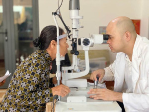 BỆNH VIỆN MẮT HÀ NỘI - ĐỒNG NAI TỔ CHỨC KHÁM, TƯ VẤN CHĂM SÓC MẮT CHO NHÂN DÂN XÃ LONG HÀ