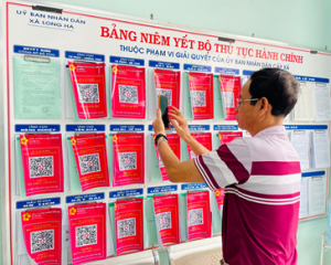 Người dân xã Long Hà tích cực tìm hiểu thủ tục hành chính thông qua mã quét QR