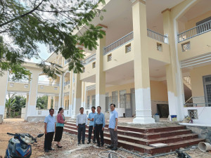 BÍ THƯ ĐẢNG ỦY XÃ LONG HÀ KIỂM TRA THỰC TẾ CÔNG TRÌNH XÂY DỰNG PHÒNG HỌC TẠI TRƯỜNG TH LONG HÀ A